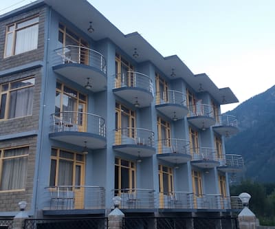 https://imgcld.yatra.com/ytimages/image/upload/t_hotel_yatra_city_desktop/v1448947791/Domestic Hotels/Hotels_Manali/RA Hotel The Himalayan Paradise/over view.jpg